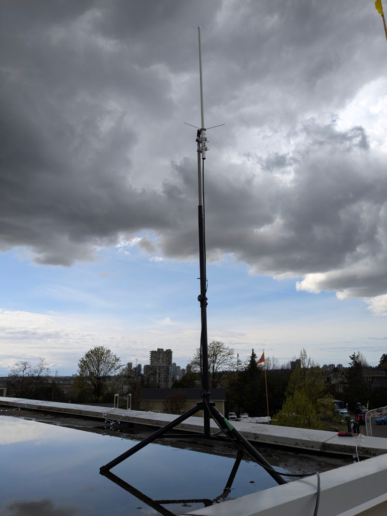 Temporary rooftop-mounted antenna installation